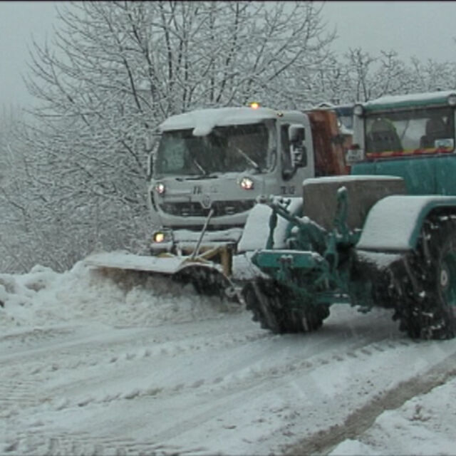 Усложнена пътна обстановка в цялата страна заради обилните снеговалежи