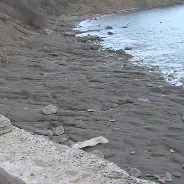 Жители на Черноморец срещу пристанище: Защо изчезва пясъкът от плажа? 