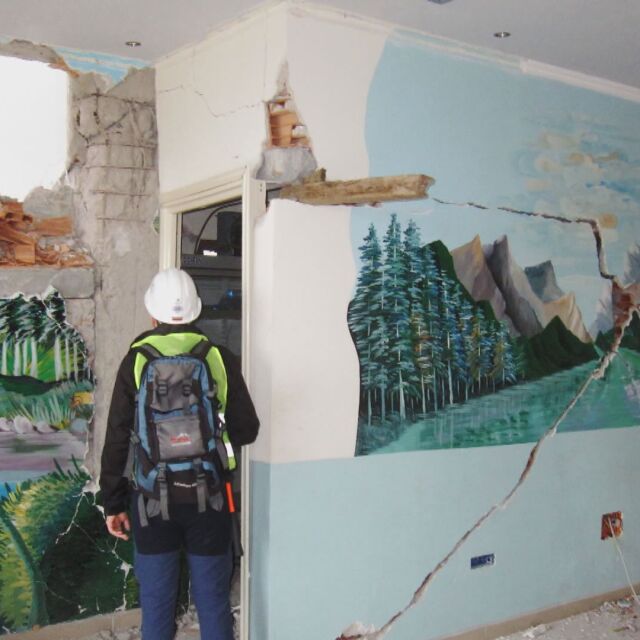 Български инженери правят огледи на сградите в Албания след мощното земетресение 