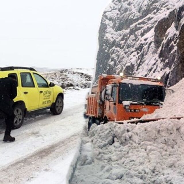 Близо 700 селища в Турция са блокирани от снега (СНИМКИ)