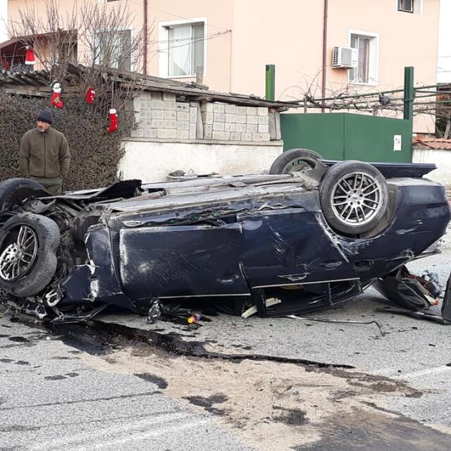 Пиян шофьор се заби в два автомобила в село Калековец