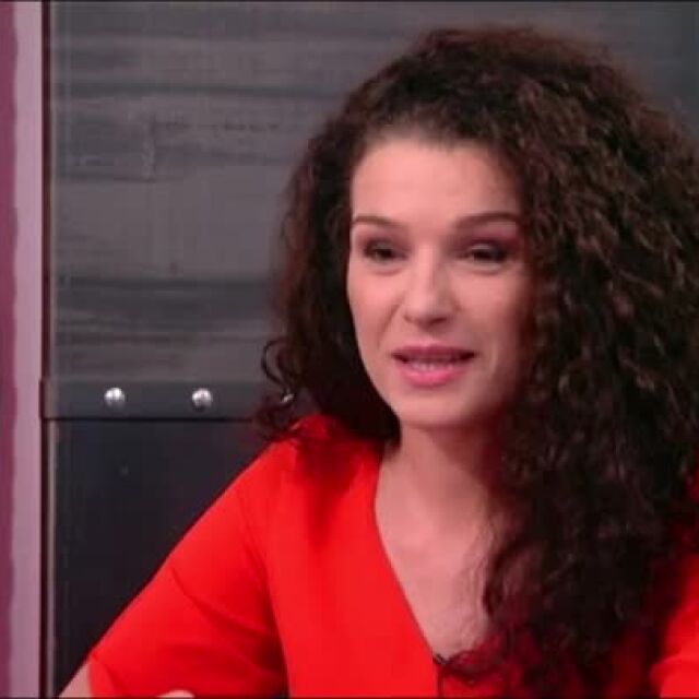 ТВ водещата Алекс Кръстева се сгоди