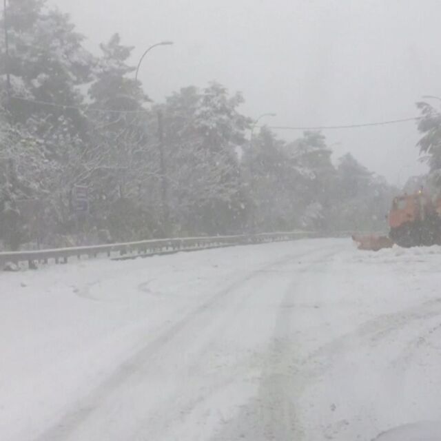 Снежна буря блокира движението по магистрали до Атина 