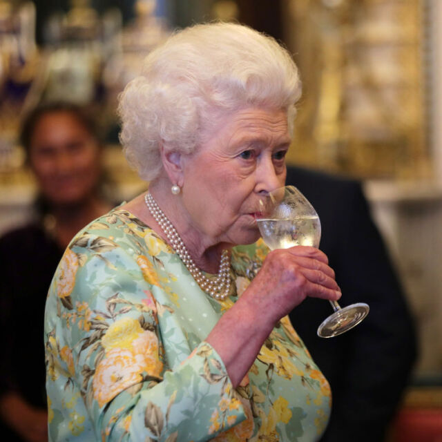 Грешен пост на Елизабет II в „Туитър“ бе в мрежата само 6 минути, но събра много закачливи коментари