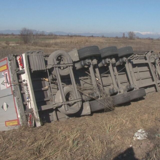 Шофьор загина, след като камионът му се обърна в канавка край Пловдив