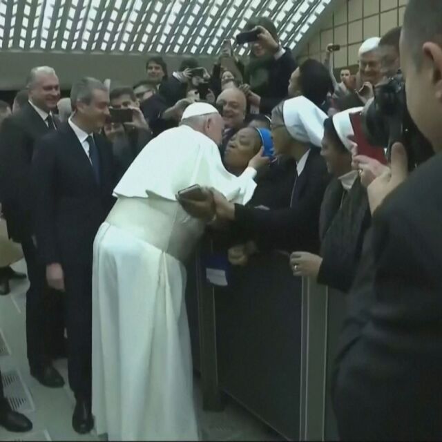 Папата прие да целуне монахиня, само ако "не хапе" (ВИДЕО)