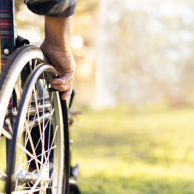 84-годишен мъж в инвалидна количка осъди банка за дискриминация