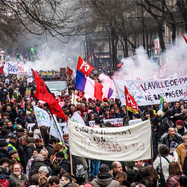 Обрат във Франция: Правителството отменя спорни текстове от пенсионната реформа след стачките 