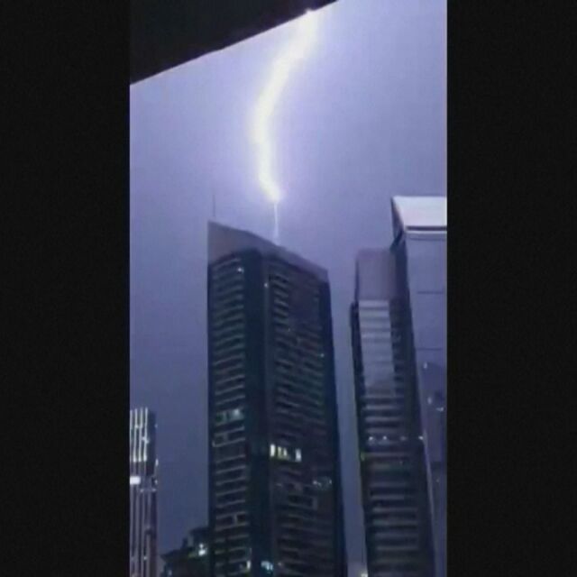 Мълния удари „Бурж Халифа“ (ВИДЕО)