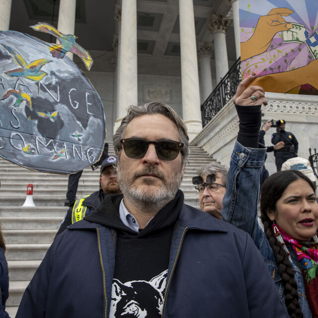 Арестуваха Хоакин Финикс на екологичен протест