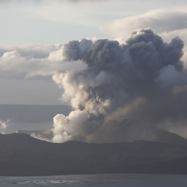 Продължават изригванията на вулкана Таал на Филипините (ВИДЕО)