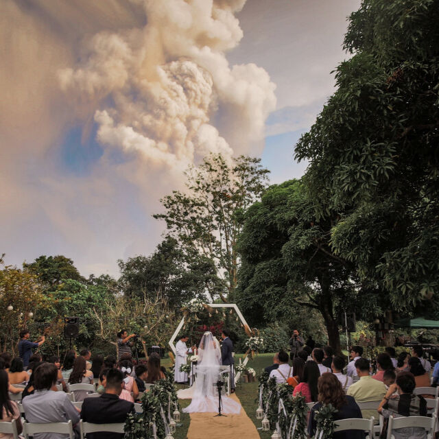 Екстремна сватба: Двойка сключи брак на фона на изригващ вулкан (ВИДЕО)