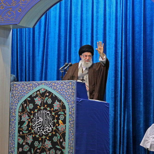 Али Хаменей защити въоръжени сили на Иран за свалянето на украинския самолет