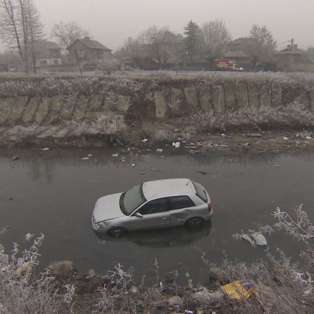 Серия катастрофи в последния работен ден: Кола падна в Владайска река, микробус - в канавка