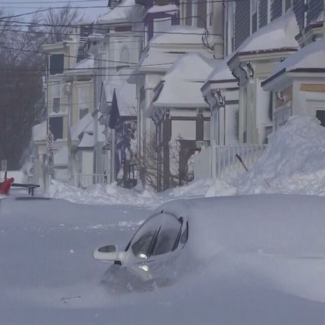 Снежна виелица в Канада – къщи и коли "изчезнаха" под снега (ВИДЕО)