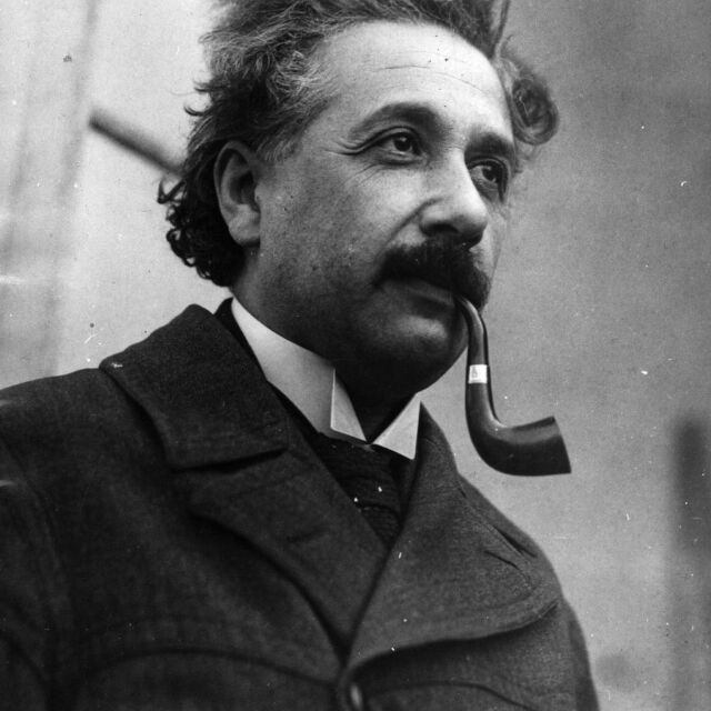 Защо Алберт Айнщайн не обичал да носи чорапи и още любопитни факти за гения (ВИДЕО)