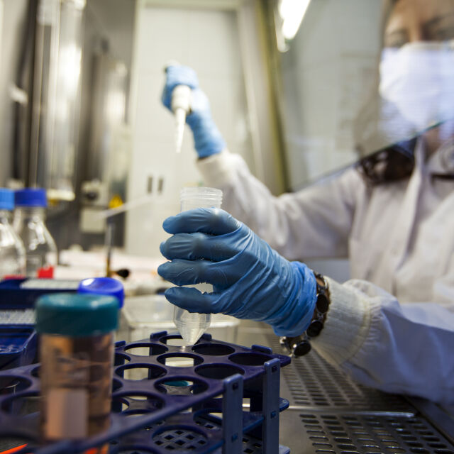 Учени от БАН помагат в борбата срещу коронавируса в лаборатория на „Пирогов“