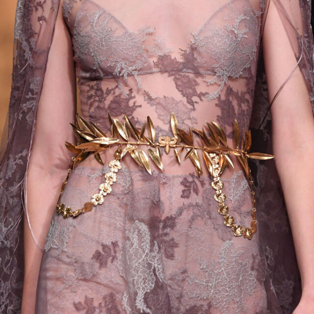 Dior представи модели със златни ресни, муселин и визия като на гръцки богини (ВИДЕО)
