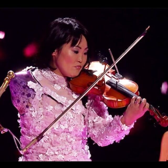 Манами Ито - японката с една ръка, която свири на цигулка 