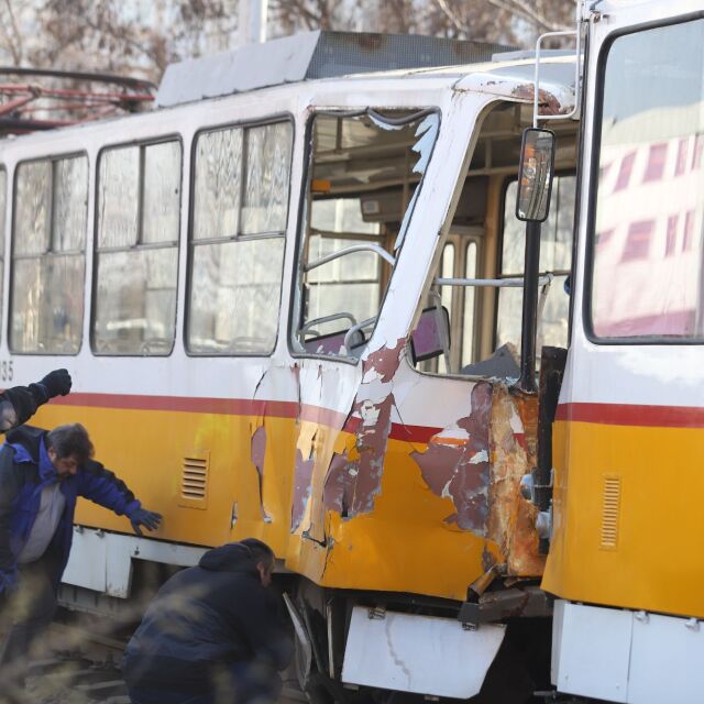 Един загинал при верижна катастрофа между четири трамвая в София
