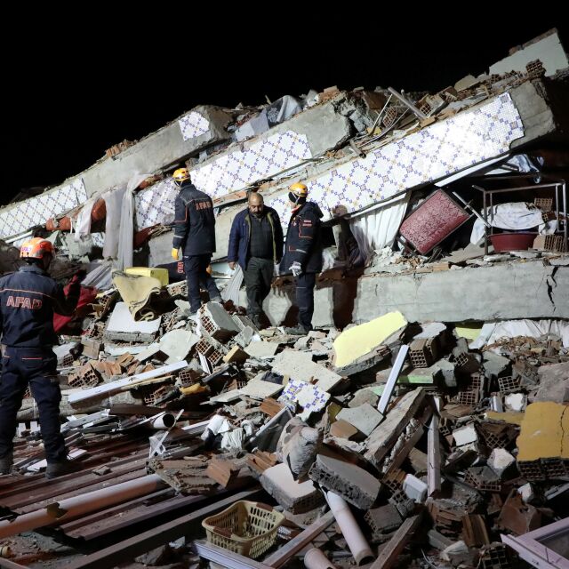 Расте броят на жертвите на силното земетресение в Турция от 6,9 по Рихтер
