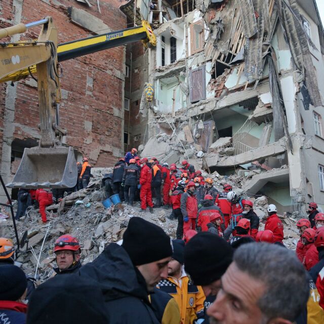 Унищожително земетресение: Десетки жертви и ранени след трусa в съседна Турция (ОБЗОР)