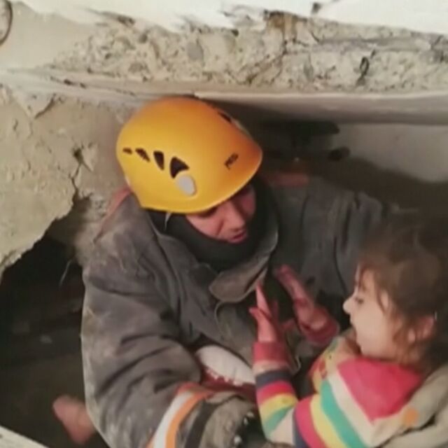 Извадиха живо 5-годишно дете от руините след силния трус в Турция
