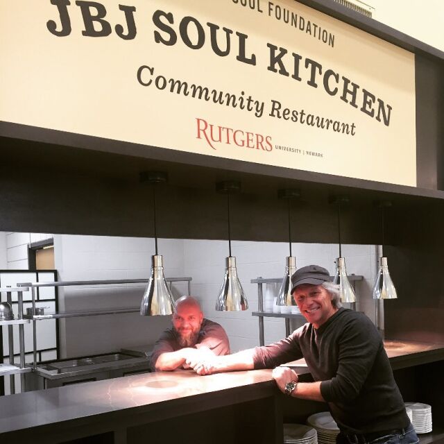 Джон Бон Джоуви отвори трети ресторант за нуждаещи се и първи, който помага на студенти