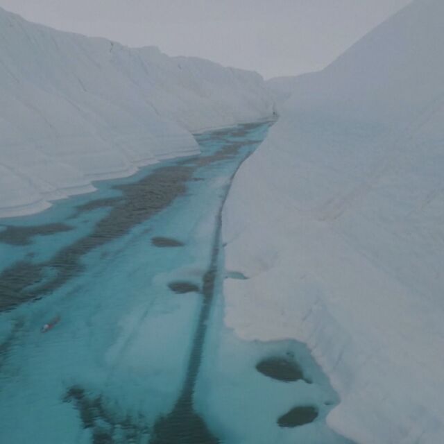 В името на климатичните промени: Британец плува в ледените води на Антарктида