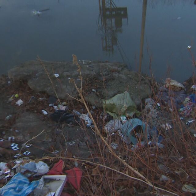 Купища боклуци се хвърлят във Владайска река в столичния квартал „Малашевци“