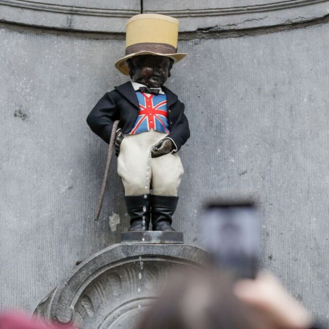 Символът на Брюксел почете брекзит: Манекен Пис беше облечено като Джон Бул