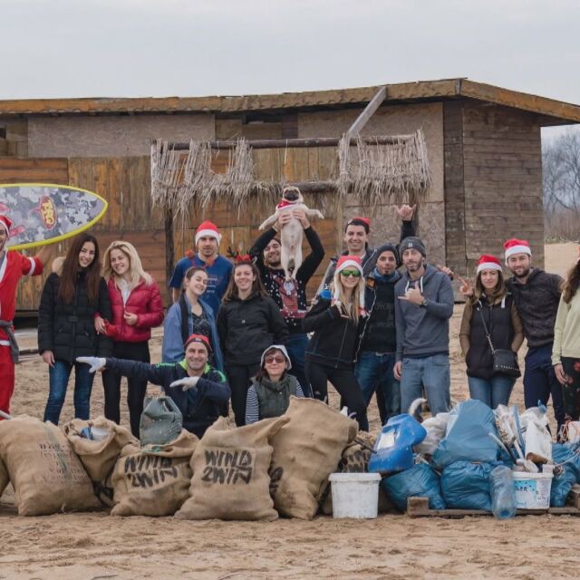 Ентусиасти почистиха от отпадъци черноморското крайбрежие на Коледа и Нова година