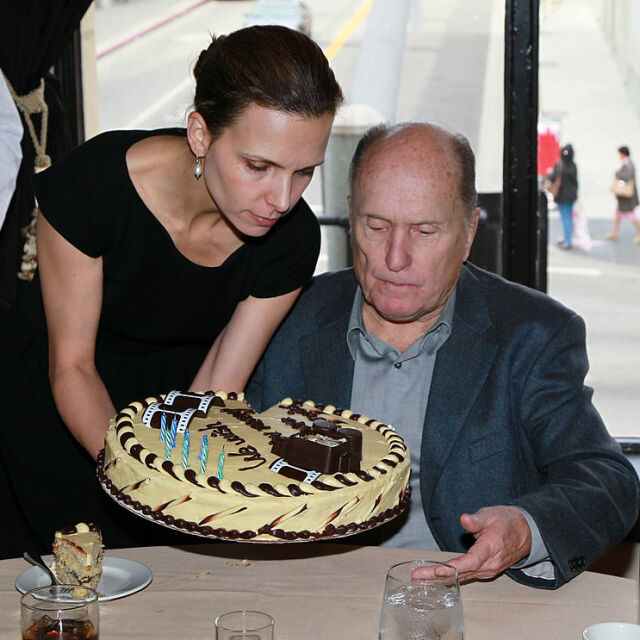 Робърт Дювал и съпругата му празнуват рожден ден днес – той става на 90, а тя на 49