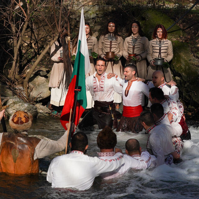 "Бага-Тур" изпълни ритуала Водици в река Мъглижка (СНИМКИ)