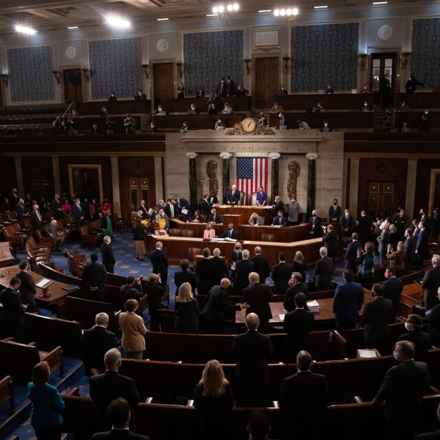 Конгресът на САЩ възобнови работа след щурма на Капитолия от привърженици на Тръмп