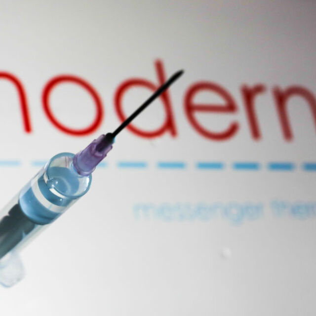 Очакваме 2400 дози от ваксината на "Модерна" утре