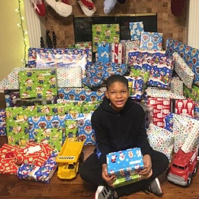 13-годишно момче от Тексас осигури подаръци и вечеря за 60 бездомни деца 