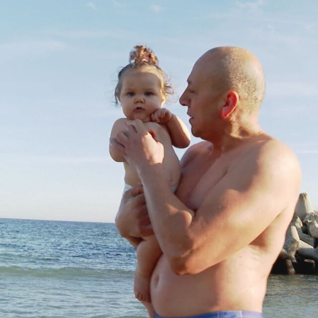 Малка героиня: Момиченце на 11 месеца се потопи в леденото Черно море