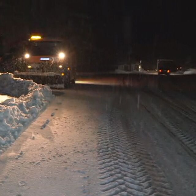 Сняг вече натрупа на прохода „Петрохан“