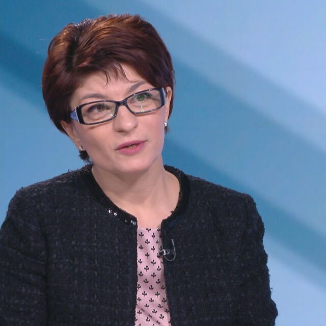 Десислава Атанасова: Радев трябва да обясни защо промени позицията си за датата на вота