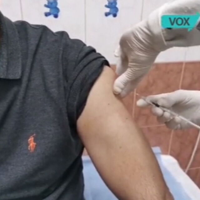 Скандал с ваксините в Сандански: Общински съветници се имунизираха наравно с медиците