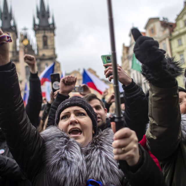 Хиляди на протест в Прага срещу ограниченията заради пандемията