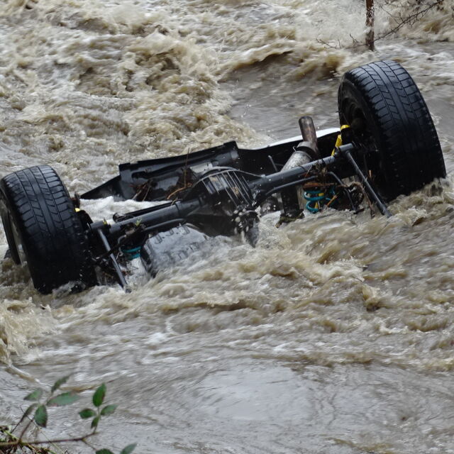 Водите на река в Благоевградско повлякоха кола заедно с шофьора