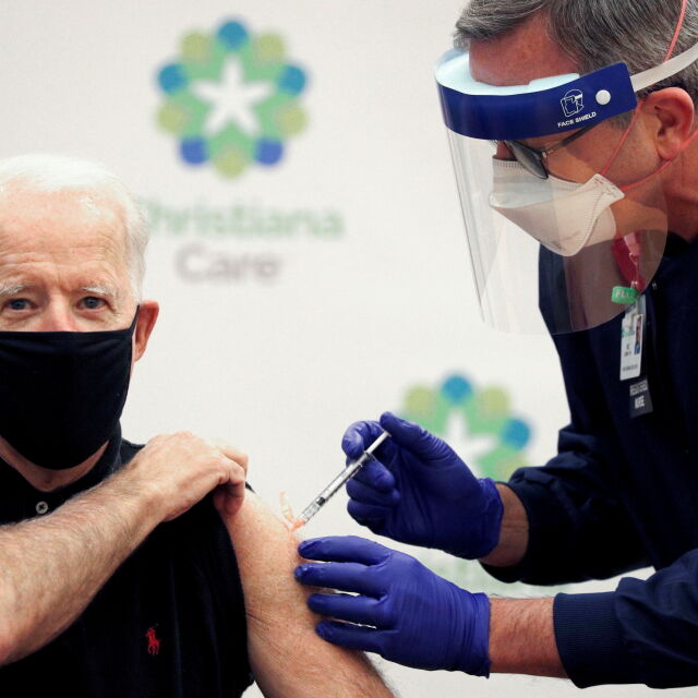 Джо Байдън получи втора доза от ваксината на „Пфайзер“ и „Бионтех“