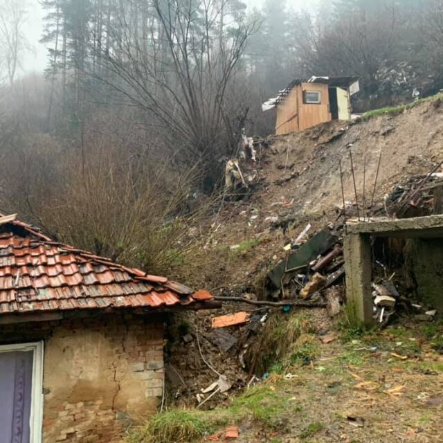 Смолян: Къща беше затрупана от свлачище
