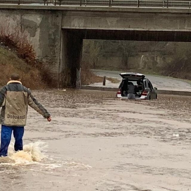 Евакуация и пътища под вода в Бургаско (ОБЗОР)
