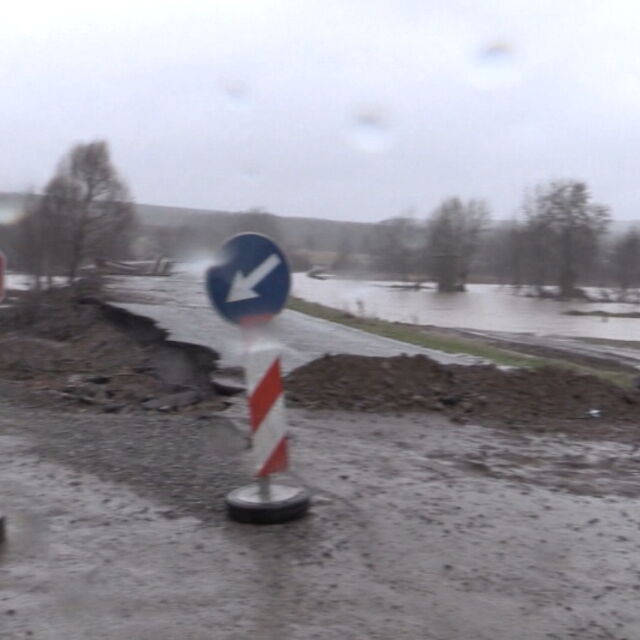 Все още има затворени пътища след пороите и наводненията в Бургаско и Благоевградско
