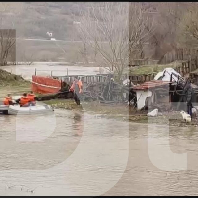 Принудително евакуираха възрастен мъж, отказал да напусне наводнената си ферма в Благоевградско