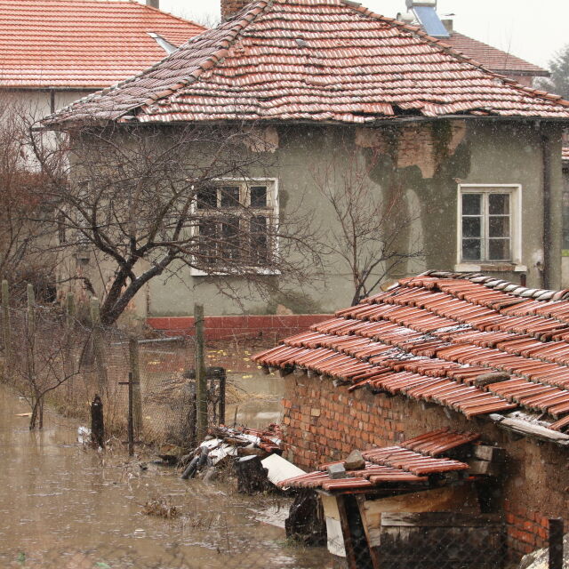 Къщи в кв. „Требич“ и селата Мировяне и Волуяк са отводнявани тази нощ