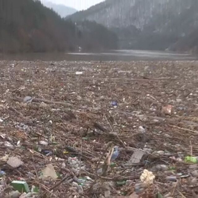 Плаващо сметище: Големи количества отпадъци по река Искър